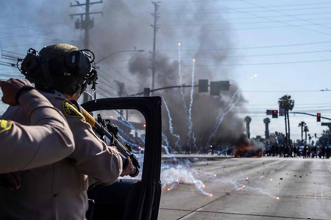 7일 미국 LA에서 불법 이민자 단속 반대 시위대와 연방 요원들이 대치하고 있는 모습./AFP연합뉴스