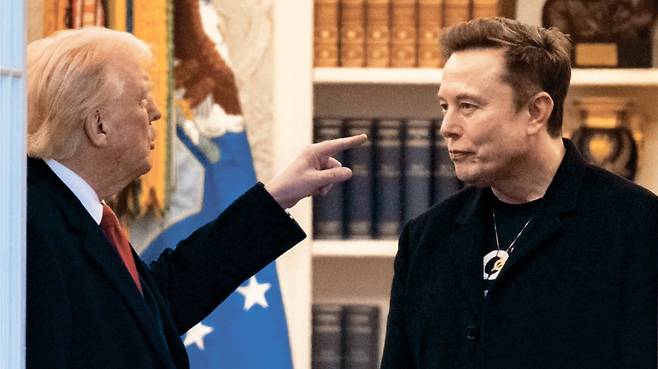 지난 3월 14일 미국 워싱턴 DC 백악관에서 도널드 트럼프(왼쪽) 대통령이 일론 머스크 당시 정부효율부 수장과 이야기하면서 굳은 표정으로 그를 향해 삿대질을 하고 있다. 지난해 대통령 선거 때부터 이어졌던 두 사람의 끈끈한 관계는 감세 법안을 두고 갈등이 걷잡을 수 없이 격화되면서 결국 파국에 이르렀다. /AFP연합뉴스