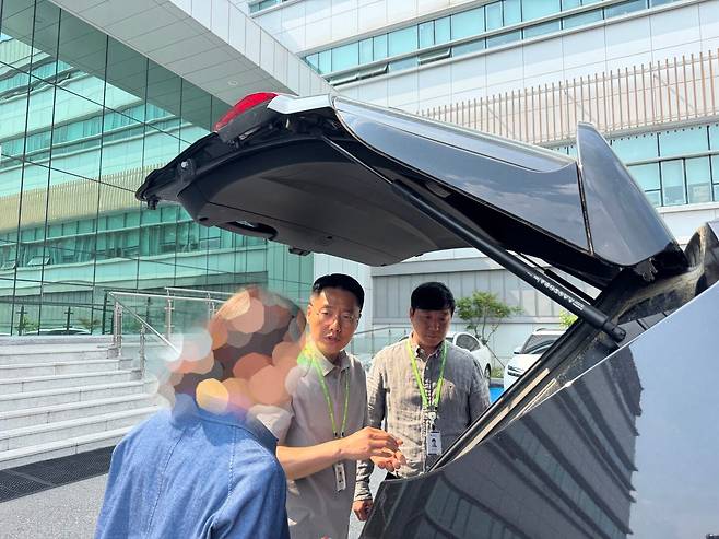 한국석유관리원 검사처 기획검사팀 김경호 차장(가운데), 연제원 과장(오른쪽)이 비노출 암행검사 차량 트렁크에 실린 검사 장비에 대해 설명하고 있다. / 한국석유관리원 제공