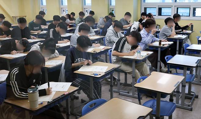 재수생들이 2026학년도 대학수학능력시험 6월 평가원 모의고사 시행일인 4일 오전 서울 양천구 종로학원 고사실에서 문제를 풀고 있다. /뉴스1