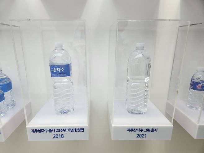 4일 제주시 조천읍 삼다수 공장에 제주삼다수 용기의 연도별 디자인이 전시돼 있다. 2021년부터 무라벨 제품(사진 오른쪽)이 생산되기 시작했다./문수빈 기자