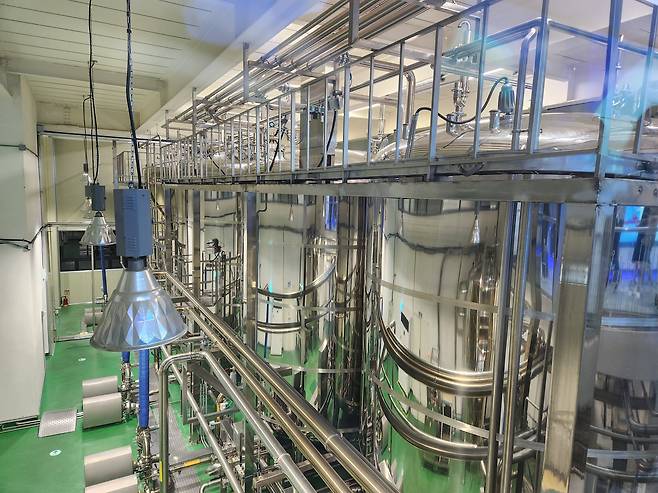 4일 제주시 조천읍 삼다수 공장에서 지하수를 정화하는 과정이 진행되고 있다./문수빈 기자