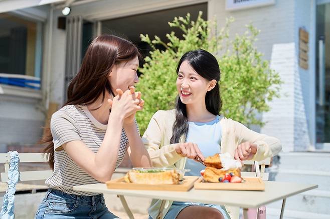 새로운 친구를 사귈 때 사람들은 상대가 얼마나 나와 시간을 함께 보낼 수 있는지를 중요하게 생각한다. 게티이미지