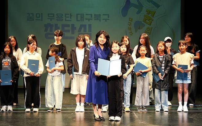 지난달 24일 대구 북구 어울아트센터에서 열린 꿈의 무용단 창단식에서 박정숙 행복북구문화재단 대표이사가 단원에게 위촉장을 전달하고 있다. 행복북구문화재단 제공