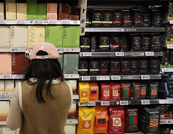 서울의 한 대형마트에서 소비자가 커피를 고르고 있다. (기사와 관련없는 자료사진) 2024.12.30 뉴스1