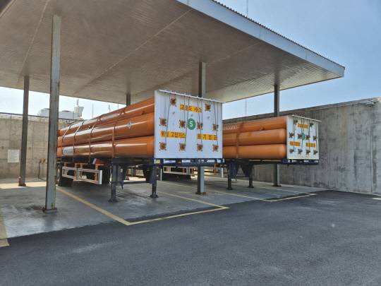 제주시 구좌읍에 위치한 제주 그린수소 생산기지. 튜브 트레일러에 수소가 충전돼 있다. 사진=강승구 기자