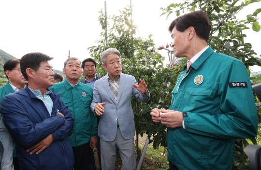 강호동(가운데) 농협중앙회 회장이 경남 밀양의 우박 피해 농가를 찾아 여름철 재해 대응 및 피해 예방 대책을 논의하고 있다. [농협중앙회 제공]
