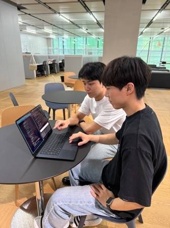 KAIST가 개발한 AI 조교를 활용하는 모습