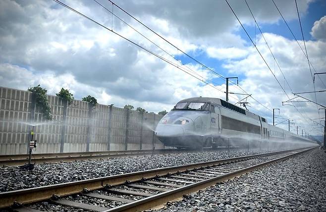 고속철도 자갈궤도 구간에서 폭염에 대응해 설치한 자동살수장치가 작동하는 모습.
