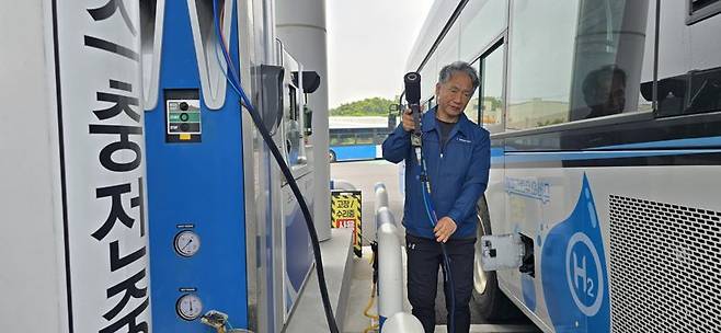 제주 조천읍 한덕 그린수소 충전소에서 한 수소버스가 충전을 위해 대기하고 있다. 사진= 환경부 기자단.