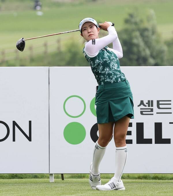 2025년 한국여자프로골프(KLPGA) 투어 셀트리온 퀸즈 마스터즈 5연패에 도전하는 박민지 프로가 2라운드에서 경기하는 모습이다. 사진제공=KLPGA