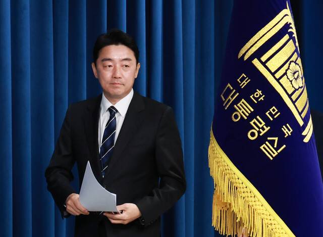 강훈식 대통령 비서실장이 지난 6일 서울 용산 대통령실 청사에서 대통령실 1차 인선 및 조직개편안 발표를 위해 브리핑실에 입장하고 있다. 연합뉴스