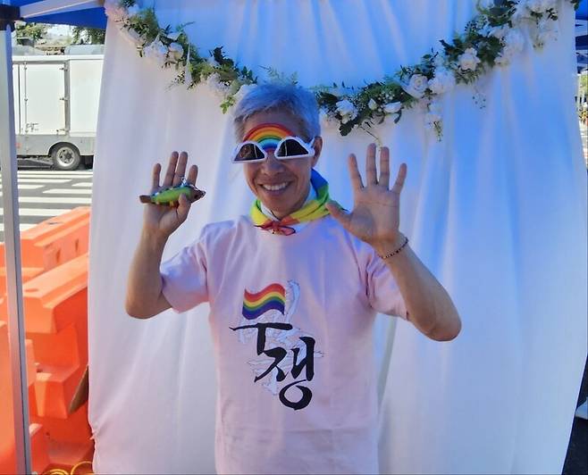 권영국 전 민주노동당 대통령 후보가 지난 7일 오전 ‘제2회 대전퀴어문화축제’ 행사장을 찾아 대전인권사무소 부스에서 무지개 안경을 쓰고 ‘네 컷 사진’을 찍고 있다. 최예린