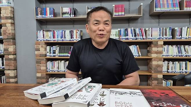 한국전쟁 앞뒤로 벌어진 민간인 학살의 현장·증언 기록을 담은 ‘기억전쟁’ 저자 박만순 충북역사문화연대 대표. 오윤주 기자