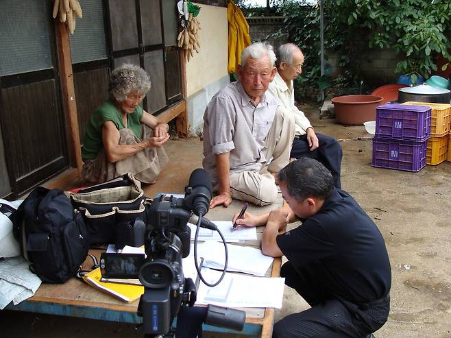 박만순(아래) 충북역사문화연대 대표가 2008년 충북 영동을 찾아 민간인 학살 관련 증언을 채록하고 있다. 충북역사문화연대 제공