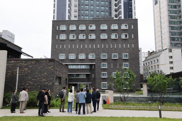 민주화운동기념관 개관 기념 기자간담회가 열린 지난달 20일 서울 용산구 민주화운동기념관에서 이재오 민주화운동기념사업회 이사장과 기자들이 대공분실을 바라보며 설명을 듣고 있다. 김혜윤 기자 unique@hani.co.kr