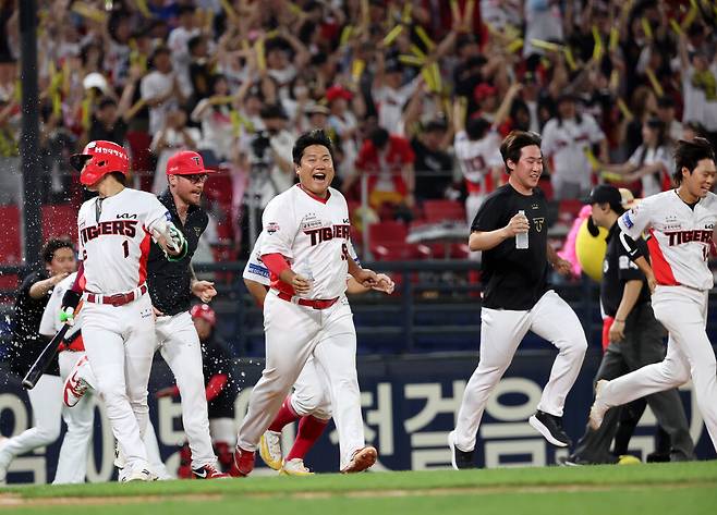 기아(KIA) 타이거즈 선수들이 8일 광주기아챔피언스필드에서 열린 2025 KBO리그 한화 이글스와 경기에서 연장 10회말 1사 1, 2루서 나온 상대 3루수 노시환의 실책으로 끝내기 승리를 거둔 뒤 기뻐하고 있다. 연합뉴스