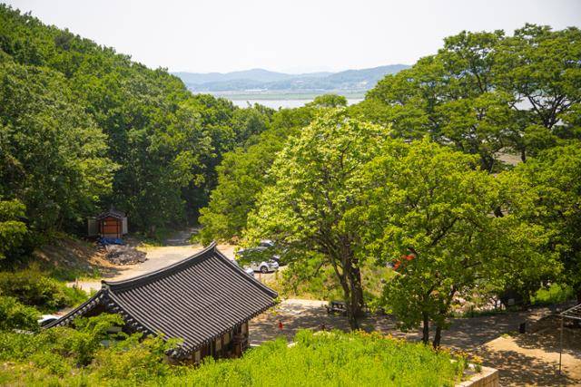파주 검단사. 멀리 한강이 임진강과 만난다. 경기관광공사 제공
