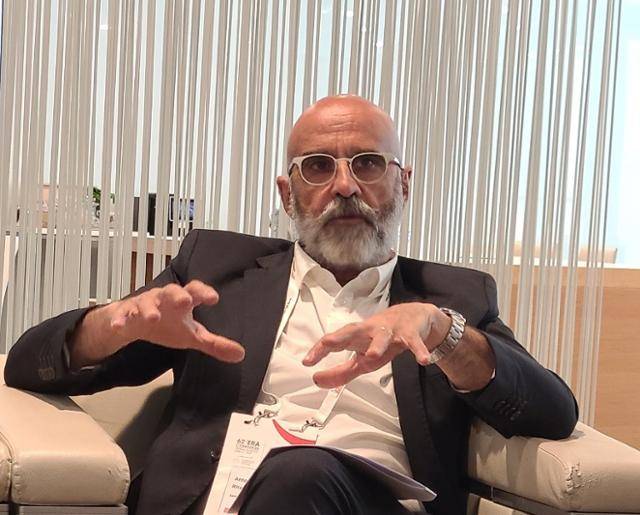 오스트리아 비엔나에서 열린 유럽신장학회 학술대회를 찾은 안토니오 리토 삼성바이오에피스 유럽법인 마케팅총괄 상무가 4일(현지시간) 희소질환 바이오시밀러 '에피스클리'의 사업 현황과 계획을 설명하고 있다. 비엔나=이재명 기자