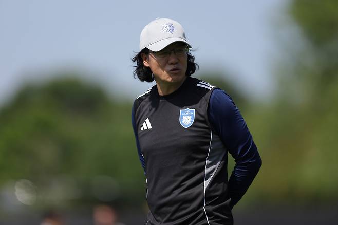 미국 샬럿 베이스캠프에서 선수들을 지켜보고 있는 김판곤 울산 감독. 사진=울산