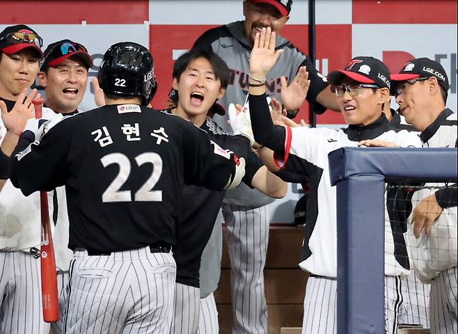 8일 오후 서울 고척스카이돔에서 열린 2025 프로야구 LG 와 키움 경기. LG 김현수가 7회 우월 2점 홈런을 날리고 염경엽 감독과 하이파이브 하고 있다. 고척=정시종 기자 capa@edaily.co.kr /2025.06.08.