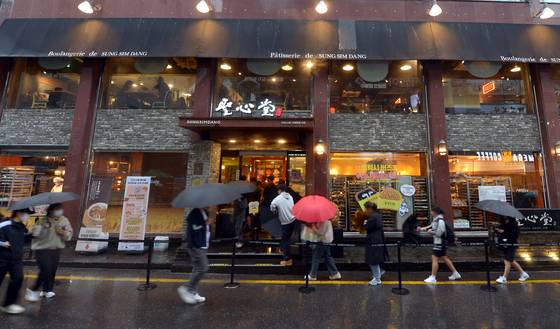 대전을 대표하는 빵집 성심당 본점에 고객들이 줄을 서 있다. 중앙포토