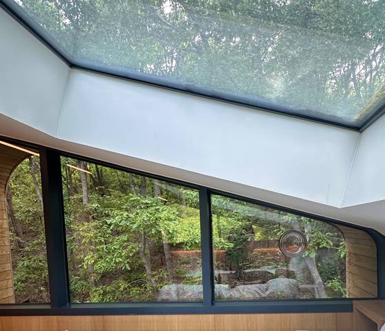 서울 노원구 수락휴 나무집 2층. 침대에서 나무와 별을 관찰할 수 있도록 천장에 대형 창문을 달았다. 문희철 기자