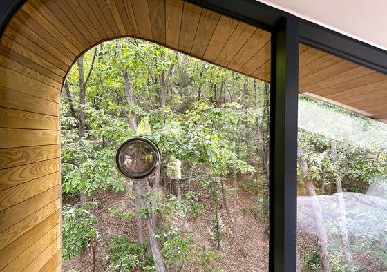수락휴 트리하우스 창문엔 작은 구멍을 뚫어뒀다. 뚜껑을 열면 신갈나무의 향기와 딱따구리·직박구리 소리가 방안으로 흘러들어온다. 문희철 기자