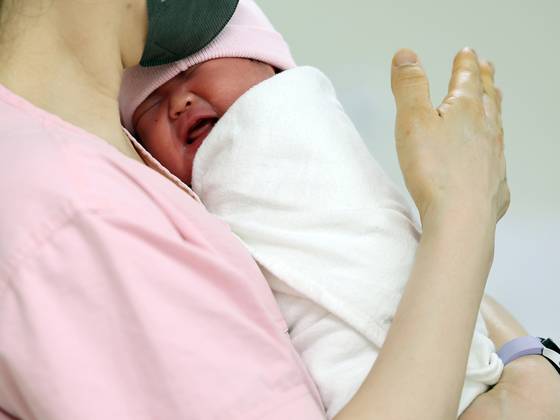 서울 구로구 고려대학교 구로병원 신생아실에서 아이가 울음을 터뜨리고 있다.  [뉴스1]