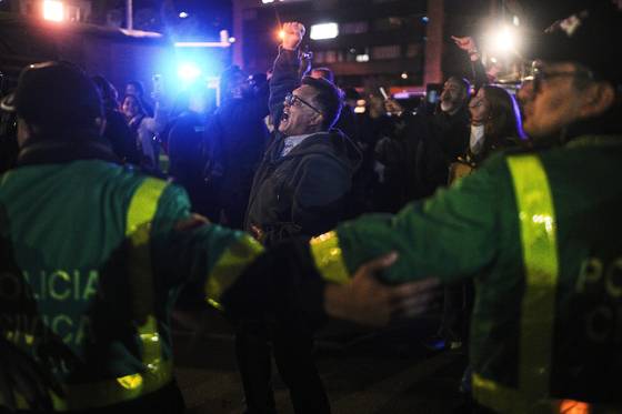 7일(현지시간) 콜롬비아 상원의원이자 대선 후보인 미겔 우리베 투르바이가 선거 유세 도중 총에 맞아 치료를 받고 있는 산타페 병원 밖에서 시민들의 테러에 항의하는 시위를 벌이고 있다. AP=연합뉴스