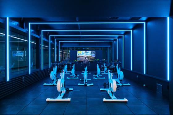 사이클 스튜디오는 실내 사이클에 태블릿PC를 장착해 실시간 주행 환경을 구현했다. [사진 서울시]