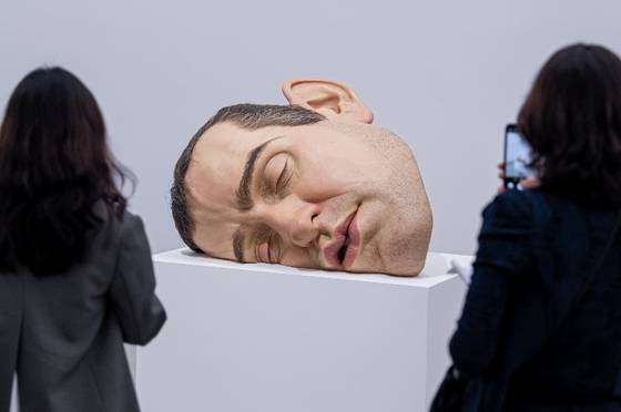 56일 만에 30만 관객을 넘어선 국립현대미술관 서울관의 '론 뮤익' 전시장의 관람객들. 사진 국립현대미술관