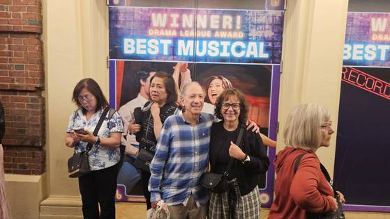 7일(현지시간) 미국 뉴욕 브로드웨이 벨라스코 극장 앞에서 한국 창작 뮤지컬 ‘어쩌면 해피 엔딩’(미국 작품명 ‘Maybe Happy Ending’)을 관람한 뉴요커 레인 앤더슨과 킴벌리 앤더슨 부부가 기념 촬영을 하고 있다. 뉴욕=김형구 특파원