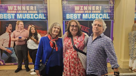 7일(현지시간) 미국 뉴욕 브로드웨이 벨라스코 극장 앞에서 한국 창작 뮤지컬 ‘어쩌면 해피 엔딩’(미국 작품명 ‘Maybe Happy Ending’)을 관람한 존 밀러(오른쪽) 가족이 기념 촬영을 하고 있다. 뉴욕=김형구 특파원