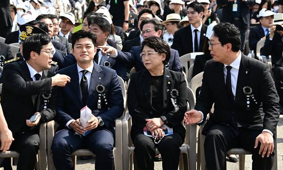 더불어민주당 박찬대 당 대표 권한대행 겸 원내대표(왼쪽부터), 국민의힘 김용태 비상대책위원장, 조국혁신당 김선민 당 대표 권한대행, 개혁신당 천하람 원내대표 겸 당 대표 권한대행이 6일 서울 동작구 국립서울현충원에서 열린 70회 현충일 추념식에 참석해 행사 시작 전 대화하고 있다. 대통령실사진기자단