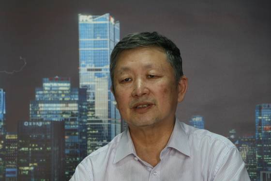 지난 2017년 9월 중국 정치평론가 겸 역사학자 장리판(章立凡) 선생이 베이징 중앙일보 총국에서 19차 당 대회를 전망하는 인터뷰를 하고 있다. 신경진 기자