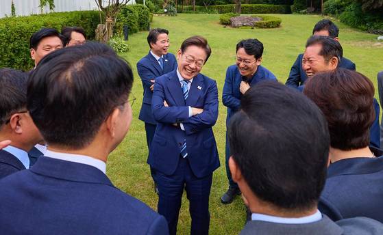 이재명 대통령이 지난 7일 서울 한남동 관저에서 만찬에 참석한 더불어민주당 1·2기 지도부 등 의원들과 대화하고 있다. 페이스북 캡처