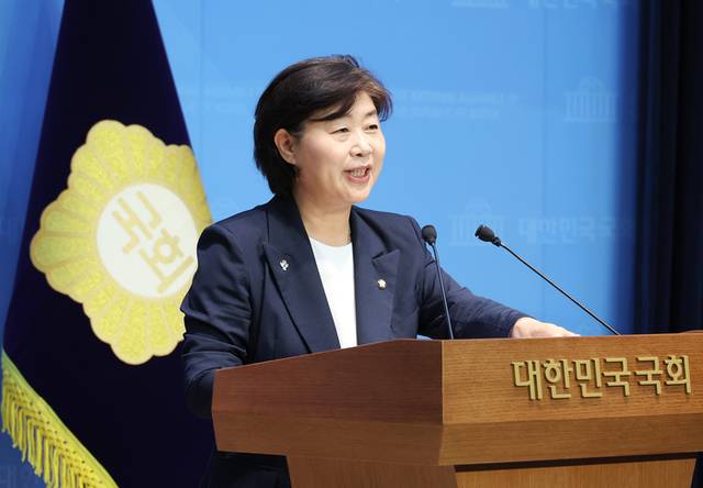 ▲ 더불어민주당 차기 원내대표 선거에 출마한 서영교 의원이 8일 서울 여의도 국회 소통관에서 현안 관련 기자회견을 열고 발언하고 있다.  연합뉴스