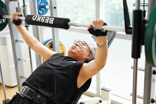 최명호 할아버지가 지난 2일 성북구 석관실버복지센터 노인 전용 헬스장에서 상체근력강화 운동을 하고 있다. 성북구 제공