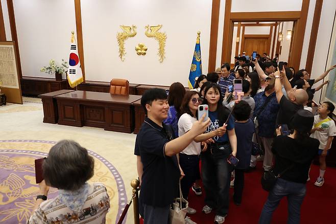 8일 서울 종로구 청와대를 찾은 관람객들이 본관 내부를 관람하고 있다.