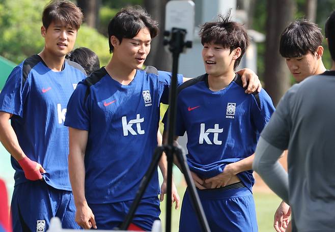 축구대표팀 오현규(왼쪽)가 8일 파주트레이닝센터에서 소집 훈련을 앞두고 배준호와 이야기를 나누고 있다. 연합뉴스