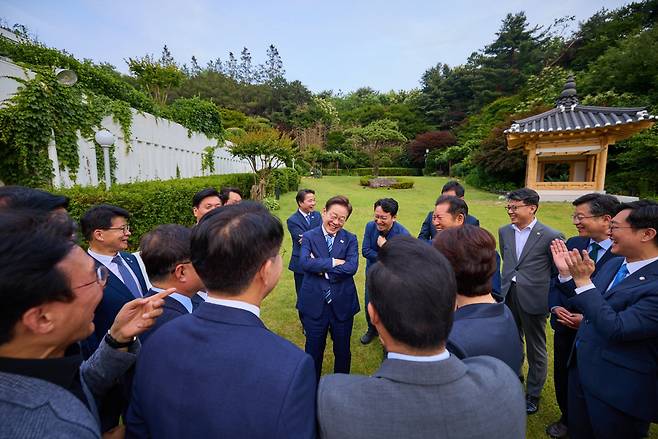 여당 지도부와 ‘화기애애’ 이재명 대통령이 7일 서울 한남동 관저에서 열린 만찬에 참석한 더불어민주당 지도부 의원들과 대화하고 있다. 이재명 대통령 SNS