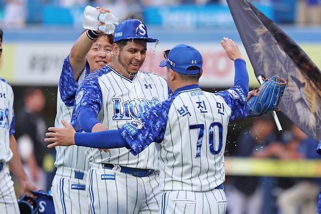 삼성 아리엘 후라도가 8일 완봉승을 거둔 뒤 강민호의 물세례를 맞으며 활짝 웃고 있다. 삼성 라이온즈 제공