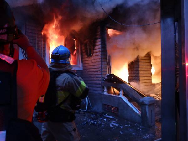 지난 7일 오후 부산 동래구 한 단독주택 1층에서 원인 모를 불이 나 소방이 진압에 나서고 있는 모습. 부산소방재난본부 제공