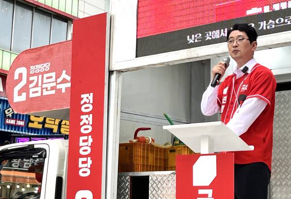 국민의힘 주진우 의원이 지난달 17일 부산 해운대구 구남로에서 김문수 당시 대선 후보에 대한 지지를 호소하고 있다. 연합뉴스