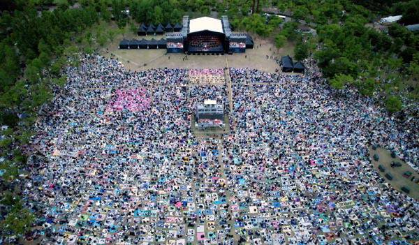 무대 앞에 관객 3만여 명이 돗자리를 깔고 빼곡히 앉아 있는 모습.  클래식부산 제공