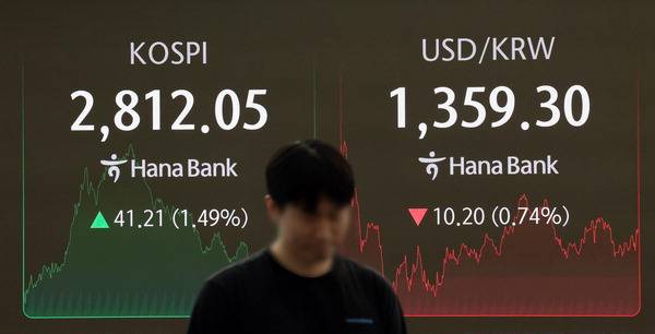 지난 5일 서울 중구 하나은행 딜링룸 현황판에 코스피 지수 등이 표시되고 있다. 연합뉴스