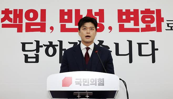 People Power Party interim leader Kim Yong-tae speaks during a press conference at the National Assembly in Yeouido, Seoul, Sunday, against a backdrop reading, "We will respond with responsibility, reflection and change." (Yonhap)