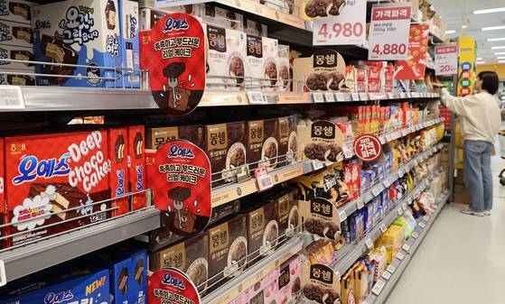 Cocoa-related snacks are displayed at a large supermarket in Seoul on May 16. [YONHAP]