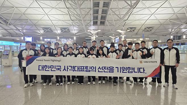 한국 사격 국가대표팀이 7일 인천국제공항을 통해 출국하기 전 기념사진을 찍고 있다. 대한사격연맹 제공
